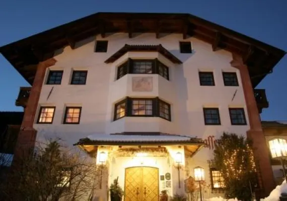 Bild: Besinnliche Einstimmung auf die Weihnachtszeit: Tiroler Brauchtum im Advent – Nebeltage im Strasserwirt