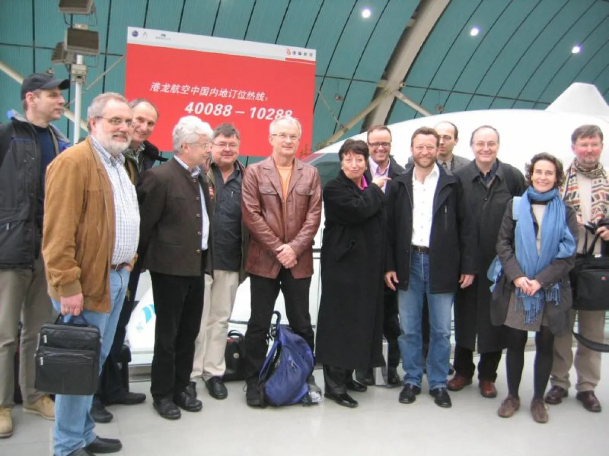 Die deutsche Delegation vor dem Transrapid