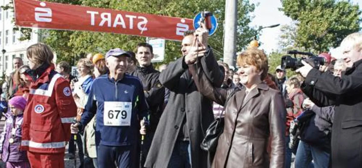 Startschuss zum 74.Strausseelauf durch Bürgermeisterin, Elke Stadeler und Niederlassungsleiter der Hoba, Mario Kolbinger