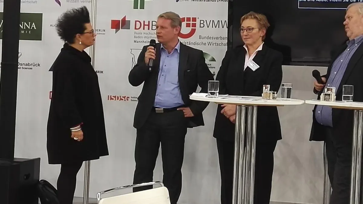 v.l. Moderatorin March mit den Diskutanten Jäschke, Wiktor und Siebers über Innovationen.