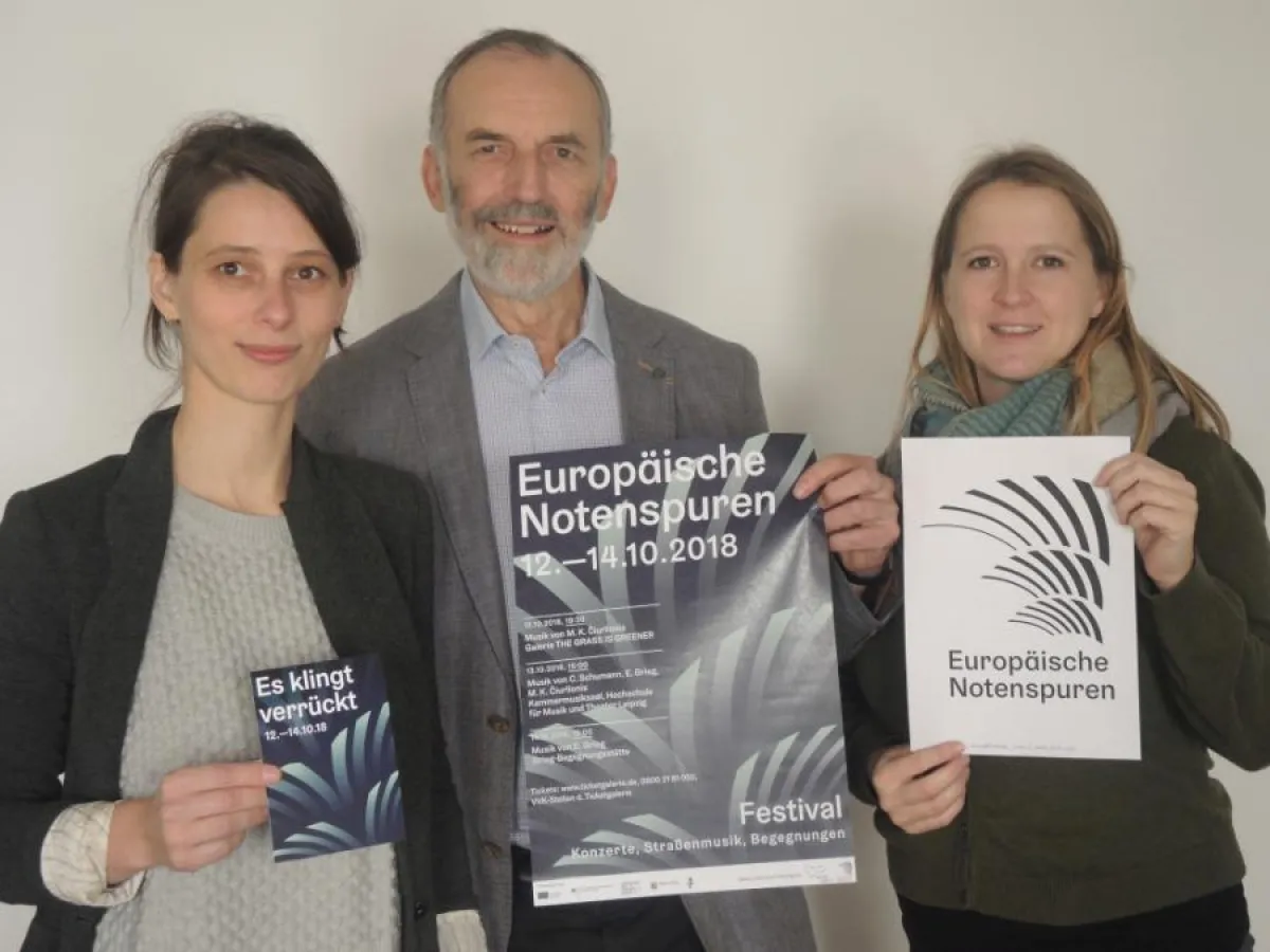 Designerin A.Bich, W.Schneider, K.Konrad (von li.) mit Entwürfen Europ. Notenspuren; Foto: Notenspur