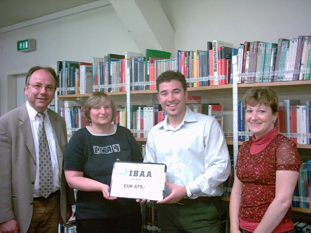 v.l. Prof. Dr. Markus Hoch (Dekan Fak. Wirtschaft), Sabine Vetter-Hauser (Bibliothekarin HFU) Marco Gola (1. Vorstand IBAA), Elke Kübler (Bibliothekarin HFU)