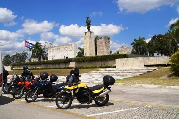 Bild: Auf einer BMW-Enduro Kuba entdecken