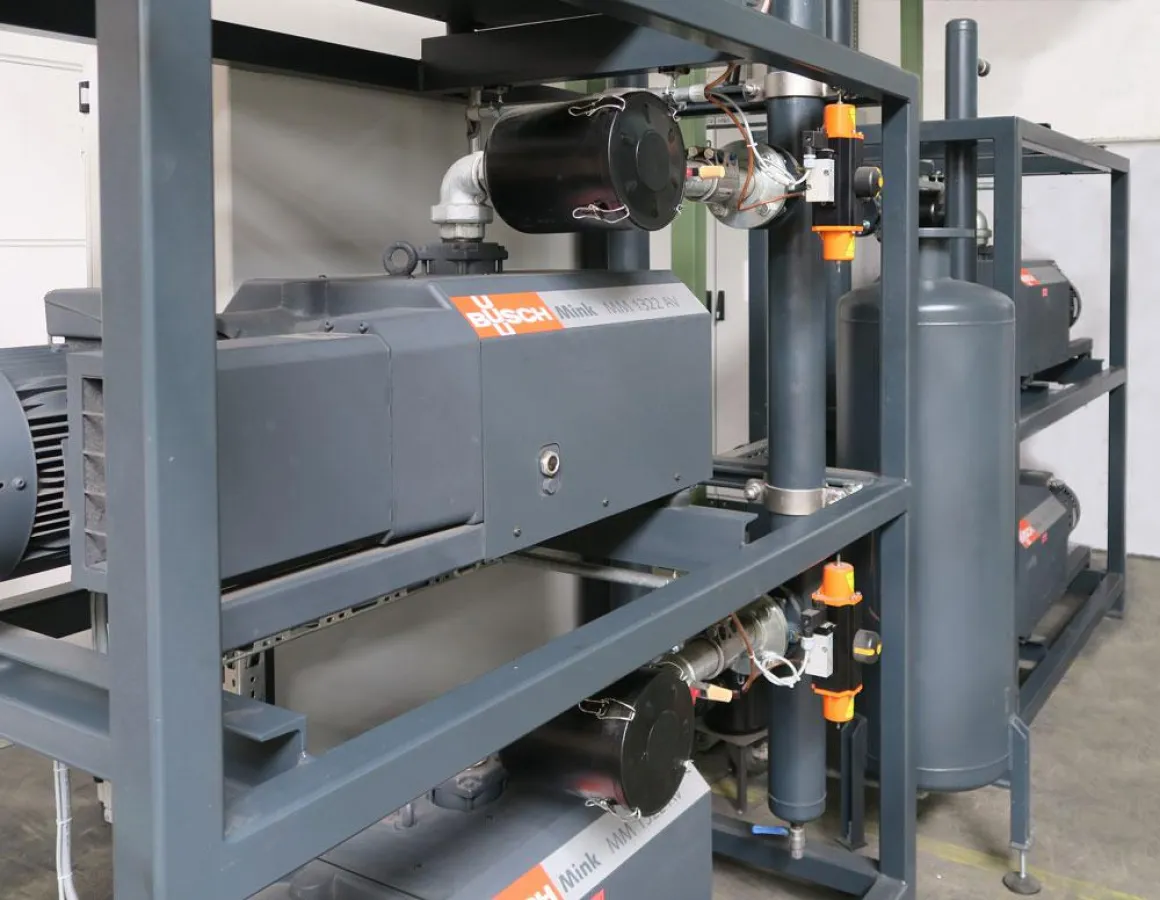 Vakuumzentralanlage von Busch mit Mink Klauen-Vakuumpumpen