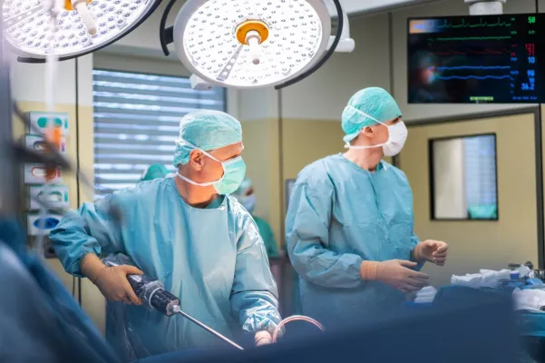 Bild: Herzzentrum Duisburg setzt als 2. Klinik bundesweit und als 1. Klinik in NRW innovativen Da Vinci-Roboter ein