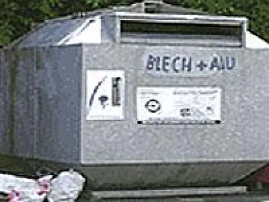 Bild: Missglückter Liebesbeweis: 50 Minuten im Altkleiderkontainer