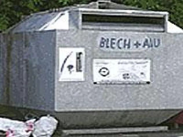 Bild: Missglückter Liebesbeweis: 50 Minuten im Altkleiderkontainer
