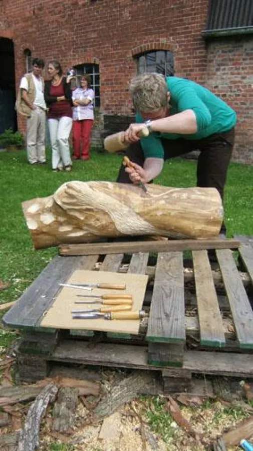 Souvenir aus Barnitz: Die Teilnehmer des Holzbildhauerkurses hatten schweres Gepäck mit nach Hause zu nehmen!