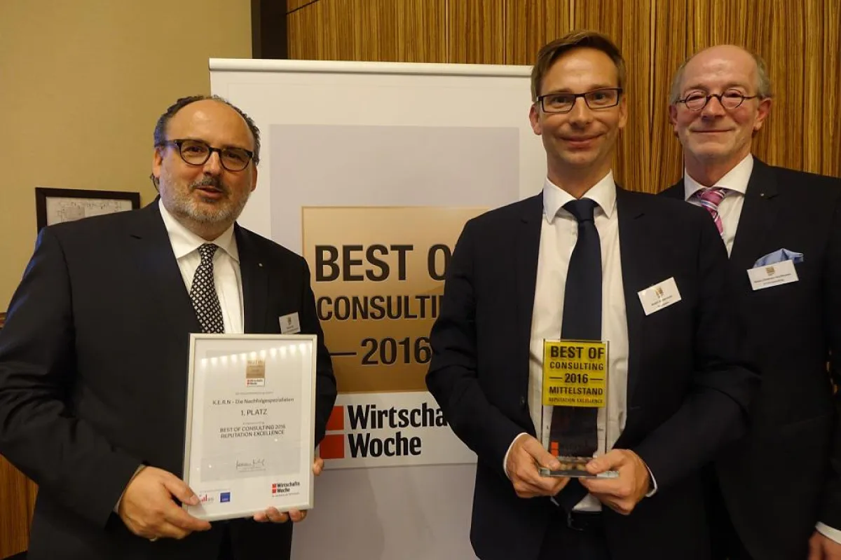 K.E.R.N-Gründer Nils Koerber (l.) und Partner mit den Auszeichnungen