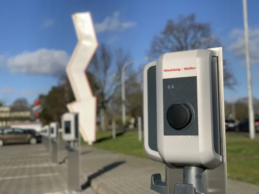 Bild: Mitarbeiter laden bei Waskönig+Walter kostenlos an 24 Ladesäulen