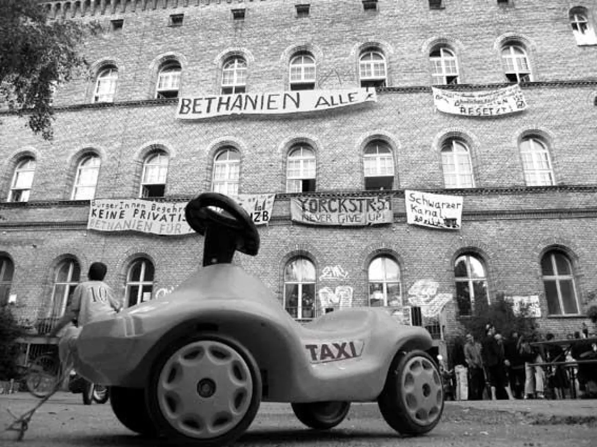Vor dem Südflügel des Bethanien am Mariannenplatz in Berlin-Kreuzberg