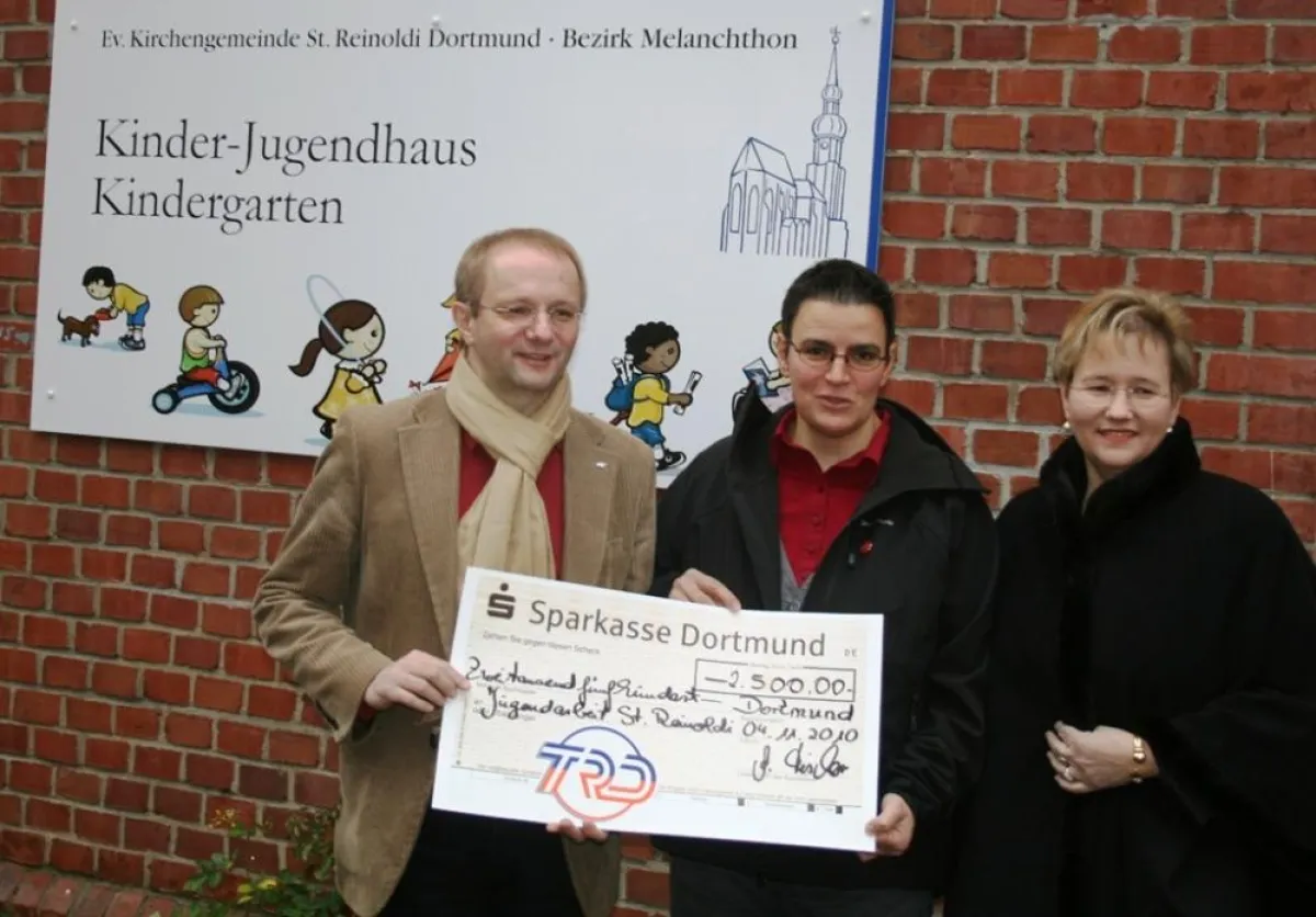 Sabine Wenkstern (M.), Mitarbeiterin der St. Reinoldi Gemeinde mit Kai Fischer (l.) und Anja Fischer (r.) von TRD-Reisen.