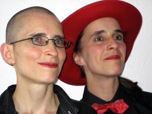 Vom Schwert zum Fahrrad - eine gesungene Zeitreise zur Karlsruher Museumsnacht von und mit ANA & ANDA Bild: Vom Schwert zum Fahrrad - eine gesungene Zeitreise zur Karlsruher Museumsnacht von und mit ANA & ANDA