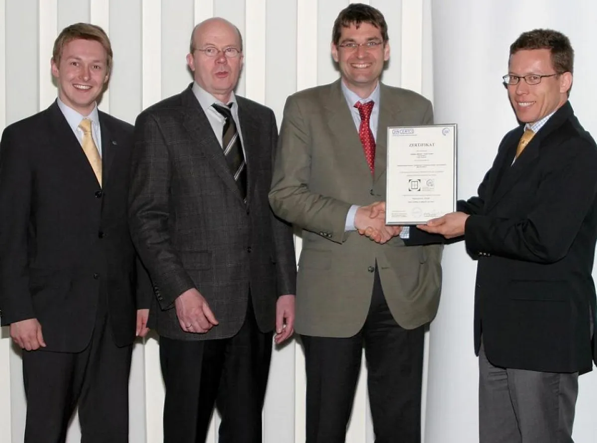 Foto von links: Herr Hinrich Lampe (Produktmanager DIN CERTCO GmbH), Herr Alfred Jacobi (Vorsit-zender des Tischlerfachverbandes NRW), Herr Markus Becker (Geschäftsführer Becker & Sohn GmbH), Herr Dr.