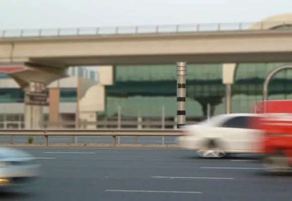 Bild: VITRONIC ganz vorn: Mit nur 8% der Geschwindigkeitsmesssysteme in Dubai wird ein Drittel aller Raser erwischt