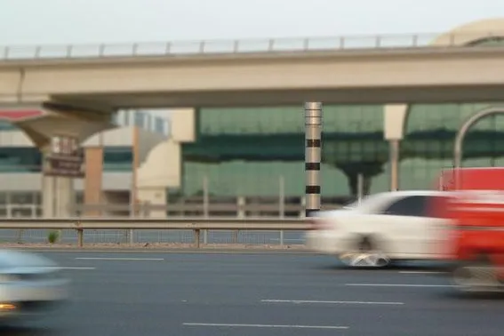 Bild: VITRONIC ganz vorn: Mit nur 8% der Geschwindigkeitsmesssysteme in Dubai wird ein Drittel aller Raser erwischt