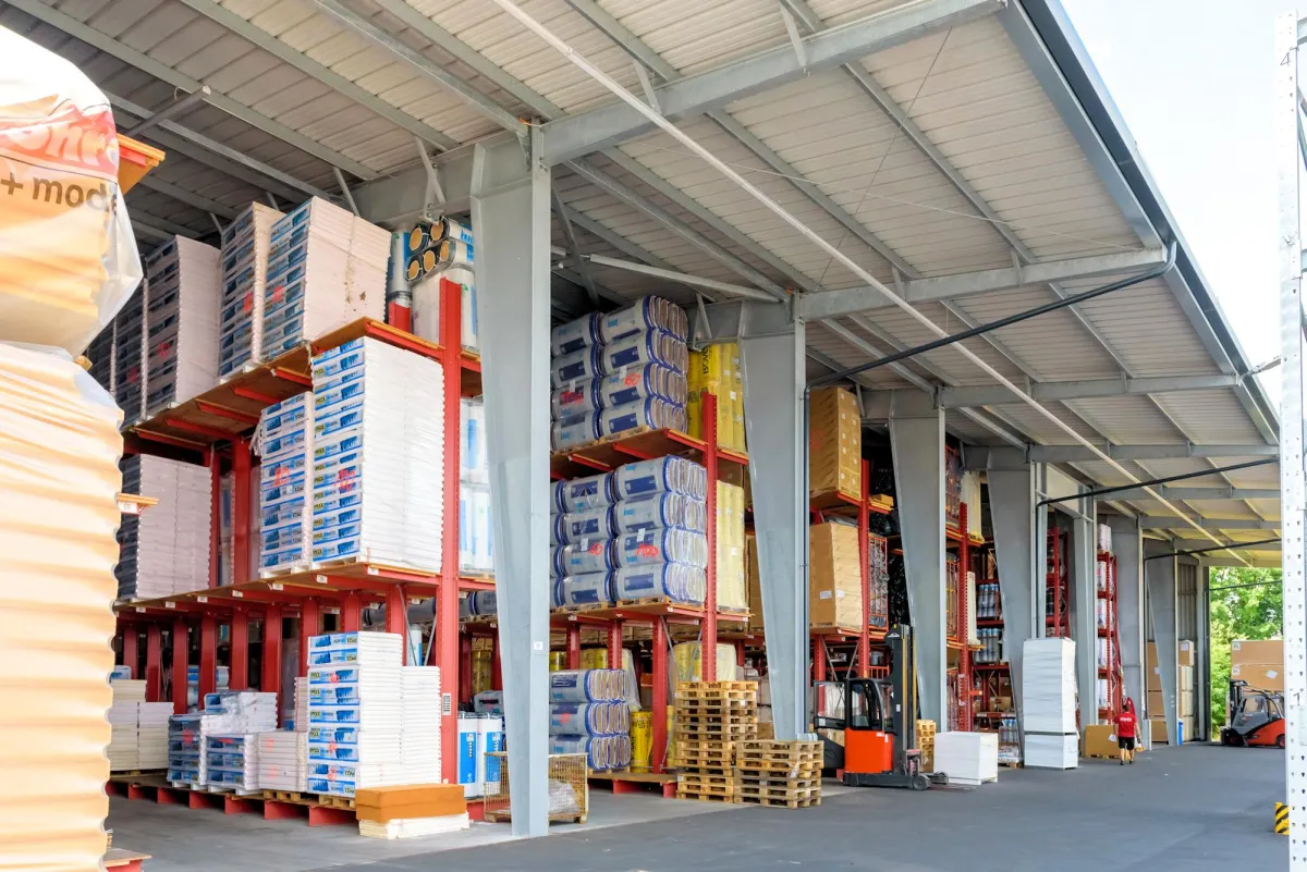 Mit den OHRA-Regalen sind die Waren platzsparend, aber leicht zugänglich untergebracht. ©Schönreiter