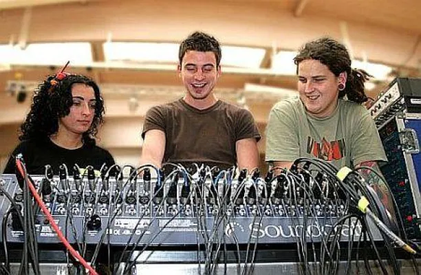Bild: Neuer Fachlehrgang zum staatlich geprüften Veranstaltungstechniker