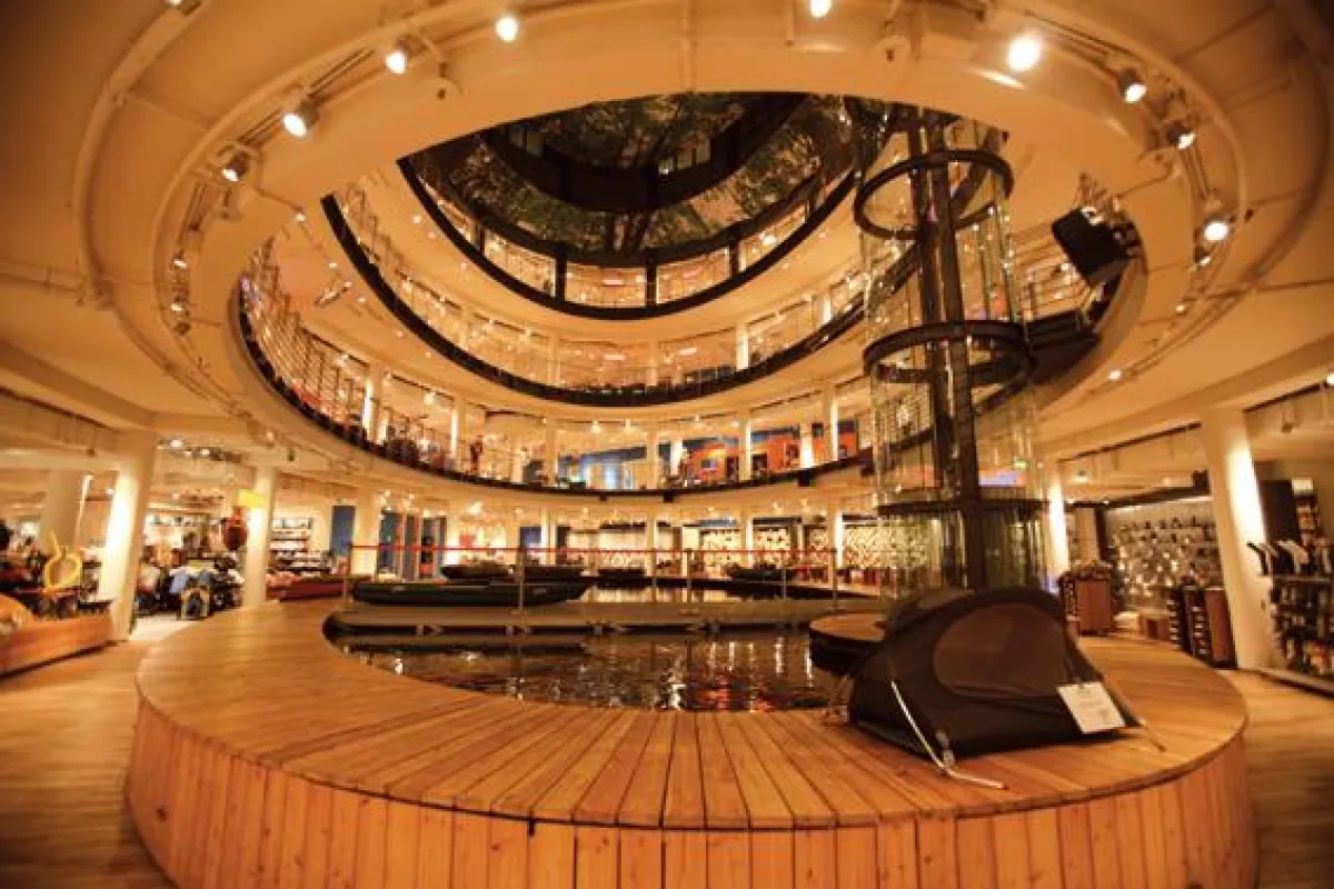 DEKOM -Technik im ausgezeichneten Globetrotter-Store in Koeln