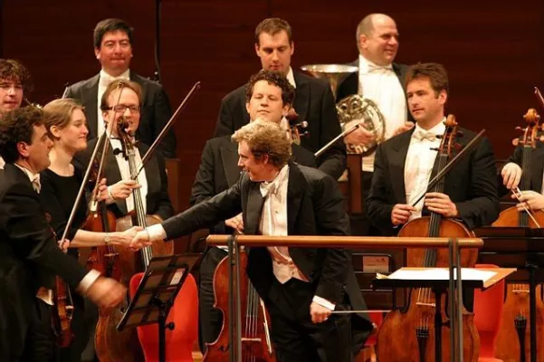 Bild: Das Mahler Chamber Orchestra gibt Konzerte beim Musikfest Bremen und beim Zermatt Festival, und geht im Anschluss auf große Asien-Tournee.