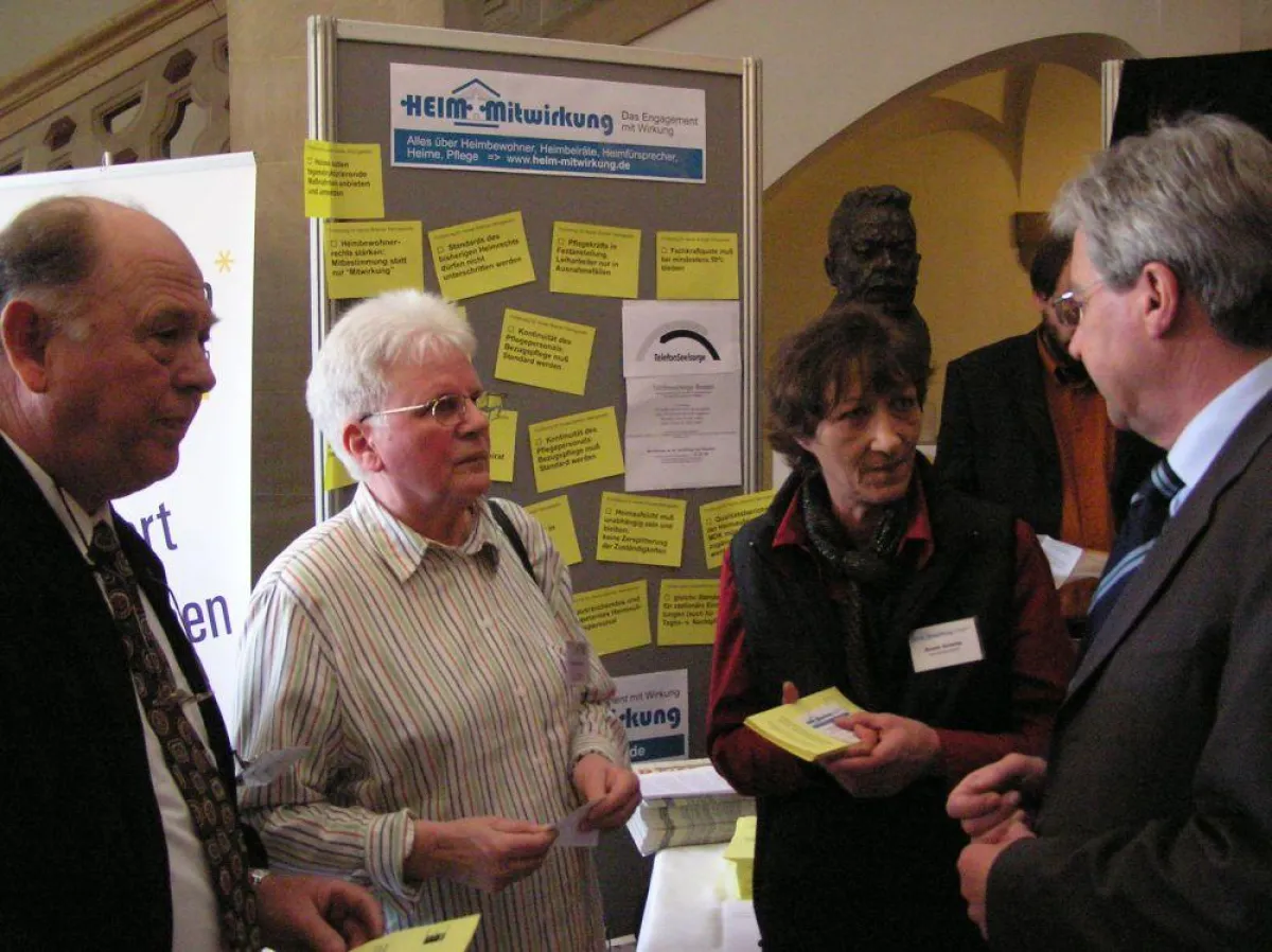 Ehrenamtliche Fürsprecher von Heimbewohnern informieren den Bremer Bürgermeister über ihre Anforderungen und Wünsche an die neue Heimgesetzgebung. (Gerhard Vit, Anna Absolon, Beate Grünitz, Bürgermeis