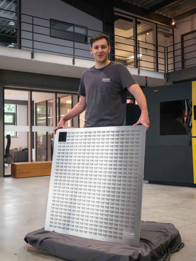 Demonstratorplatte (1000mmx1000mm) für die großflächige UKP-Laserbearbeitung mit Beispielstrukturen. (© Pulsar Photonics GmbH.)