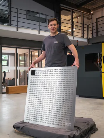 Bild: Nachhaltig, präzise und ultrakurz: Pulsar Photonics setzt auf Lasermikrobearbeitung im Maßstab XXL