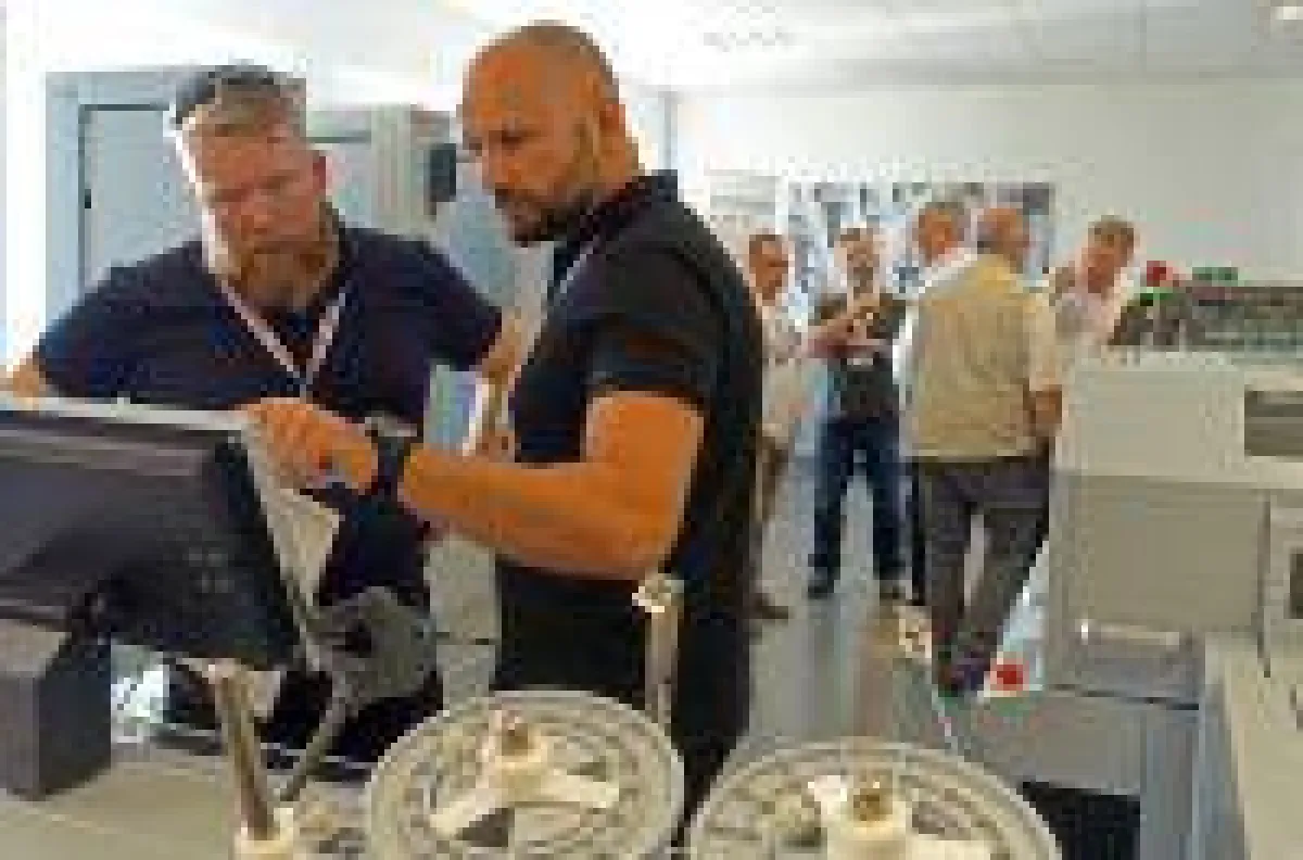 Erneuter Publikumsmagnet: der StitchLiner Mark III - vollautomatisch, präzise und effizient.
