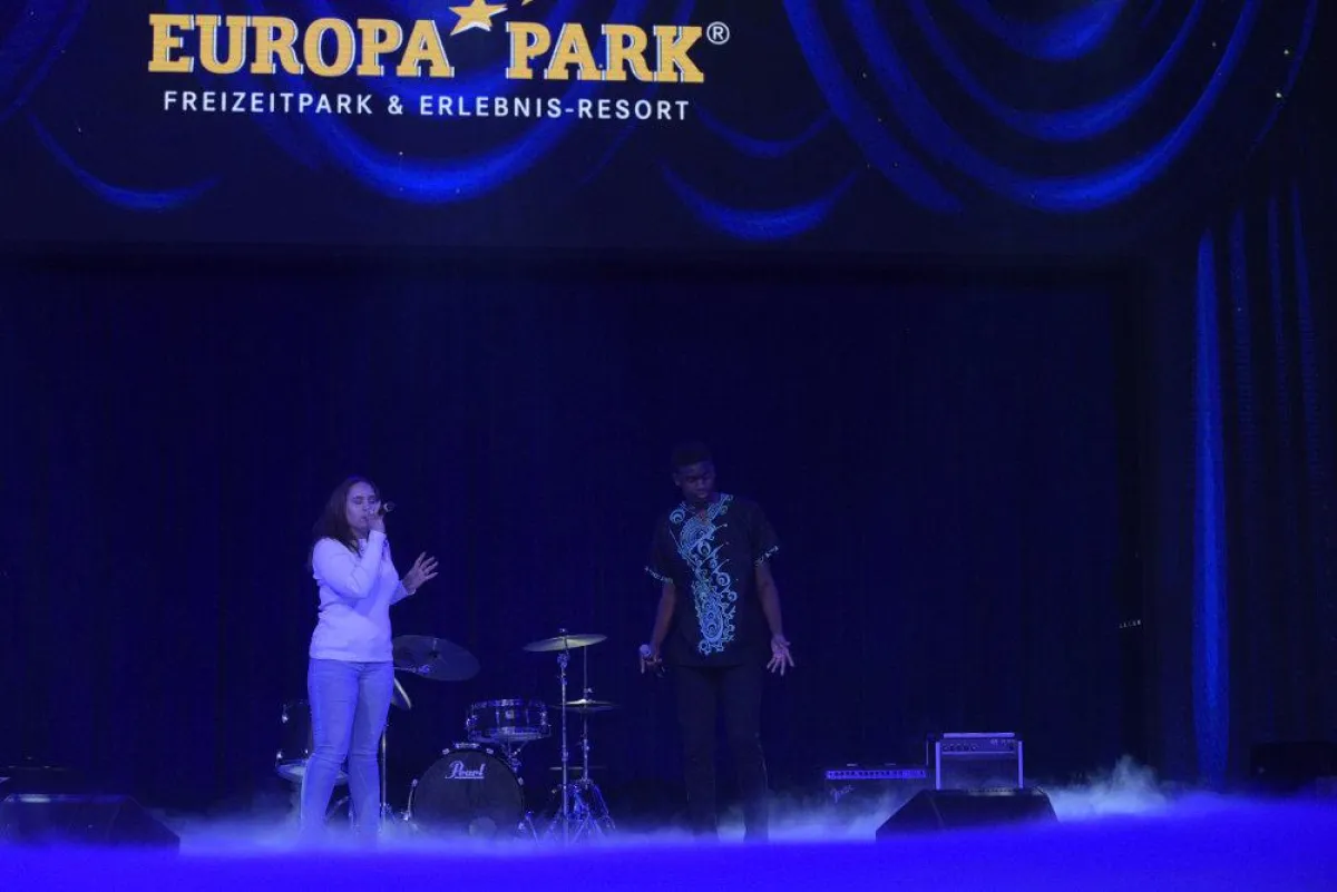 Georgia Gray featuring Kalid Oke performen 