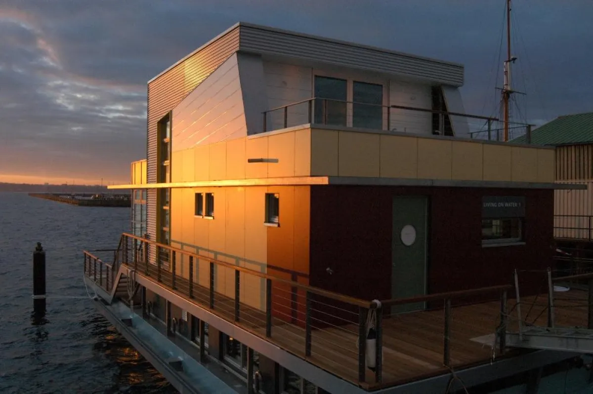 Das „schwimmende Hauses“ wurde im Rahmen des Projektes „Living on water“ in einer Kieler Werft unter Aufsicht von Peter Thomas vom Berliner Ingenieurbüro HATI GmbH geplant und gebaut. Bild: tdx/IBU/Wi