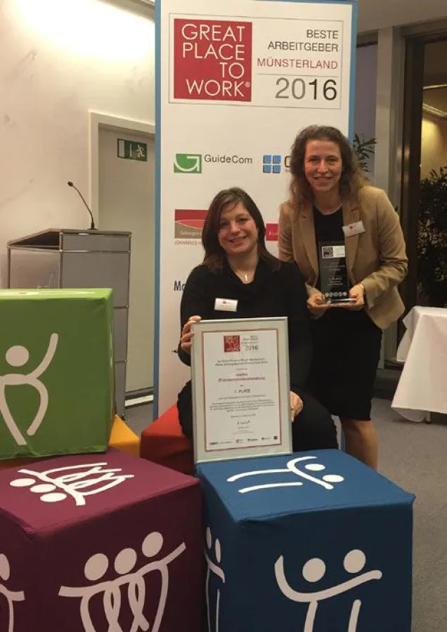 viadee-Mitarbeiterinnen Rita Helter (rechts) und Stefanie Filius nahmen die Auszeichnung entgegen.