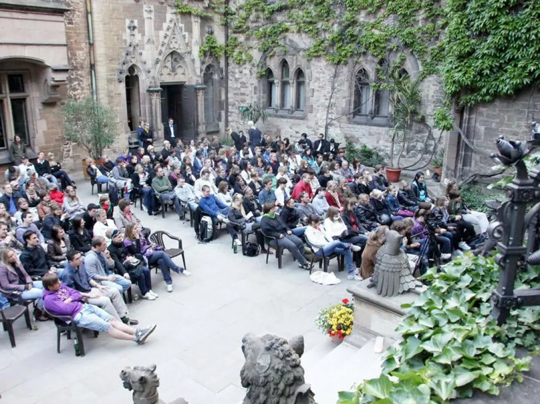 Im Innenhof von Schloß Wernigerode® veranstaltete die studentische Initiative ?Kulturschock? der Hochschule Harz bereits zum dritten Mal einen ?Poetry Slam?.