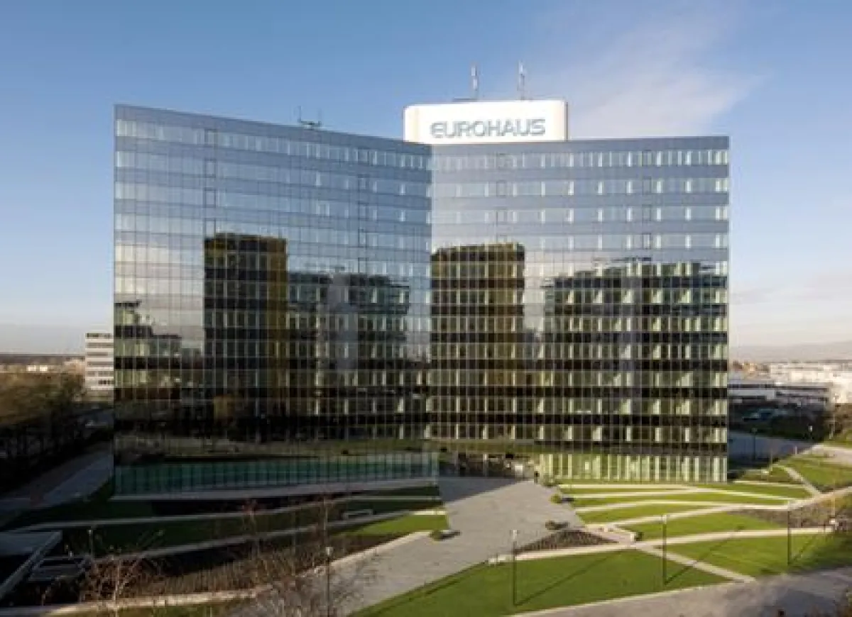 (FOTO: Eurohaus/Uwe Dettmar, Frankfurt am Main) Die großflächige, schimmernde Glasfassade verleiht dem Eurohaus seinen einzigartigen Landmark-Charakter.
