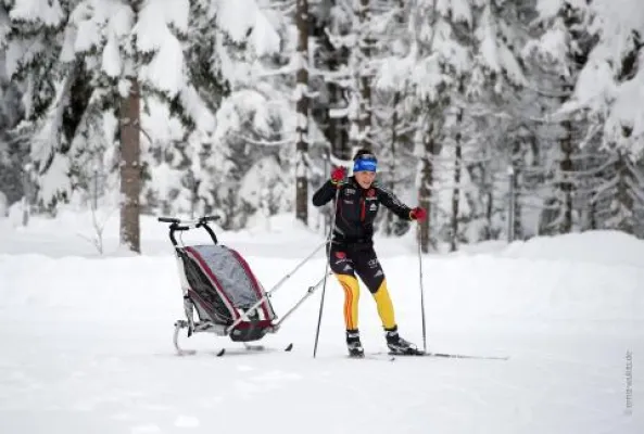 Chariot CX: Idealer Trainingspartner zu jeder Jahreszeit / Biathletin Kathrin Lang geht mit Kind und Char Bild: Chariot CX: Idealer Trainingspartner zu jeder Jahreszeit / Biathletin Kathrin Lang geht mit Kind und Char