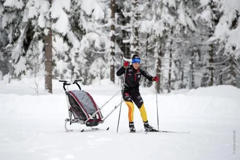 Bild: Chariot CX: Idealer Trainingspartner zu jeder Jahreszeit / Biathletin Kathrin Lang geht mit Kind und Char