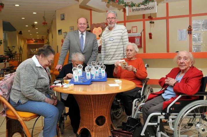 Bild: Lupen an Altenheim verschenkt