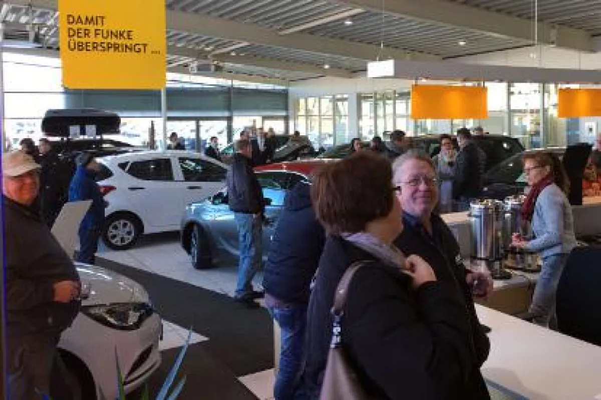 Interessierte Besucher beim Angrillen in Eschwege. Quelle: Autohaus Heidenreich