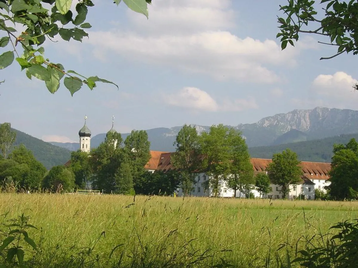 Das Kloster Benediktbeuern im Schatten der 1.800 m hohen Benediktenwand (Foto: H. Kuhn)