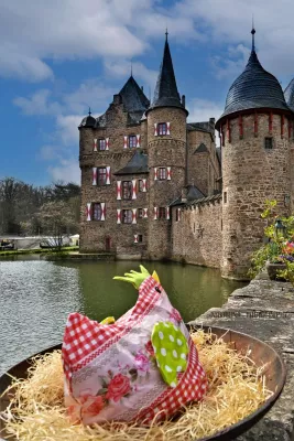 Bild: Ostermarkt auf Burg Satzvey am 31. März und 1. April 2024