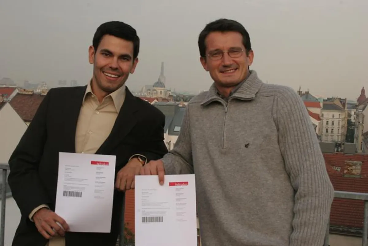 Die Geschäftsführung von cyLEDGE, Wolfgang Frühwirt (li) und Paul Blazek (re) mit dem ausgedruckten Belvedere Online-Ticket.