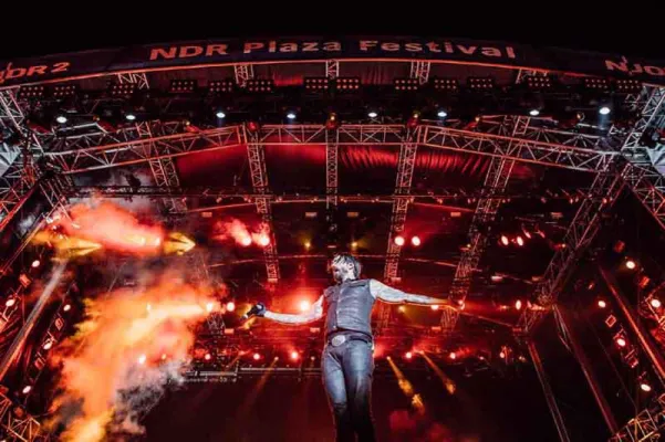 Bild: MEDIA IN RES beleuchtete Expo Plaza Festival in Hannover