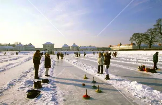 Bild: Eisstockschiessen und Schlittschuhlaufen direkt am Nymphenburger Kanal am Schloss-Rondell