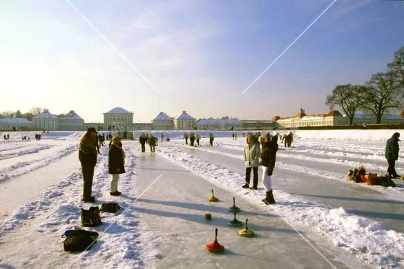 Bild: Eisstockschiessen und Schlittschuhlaufen direkt am Nymphenburger Kanal am Schloss-Rondell