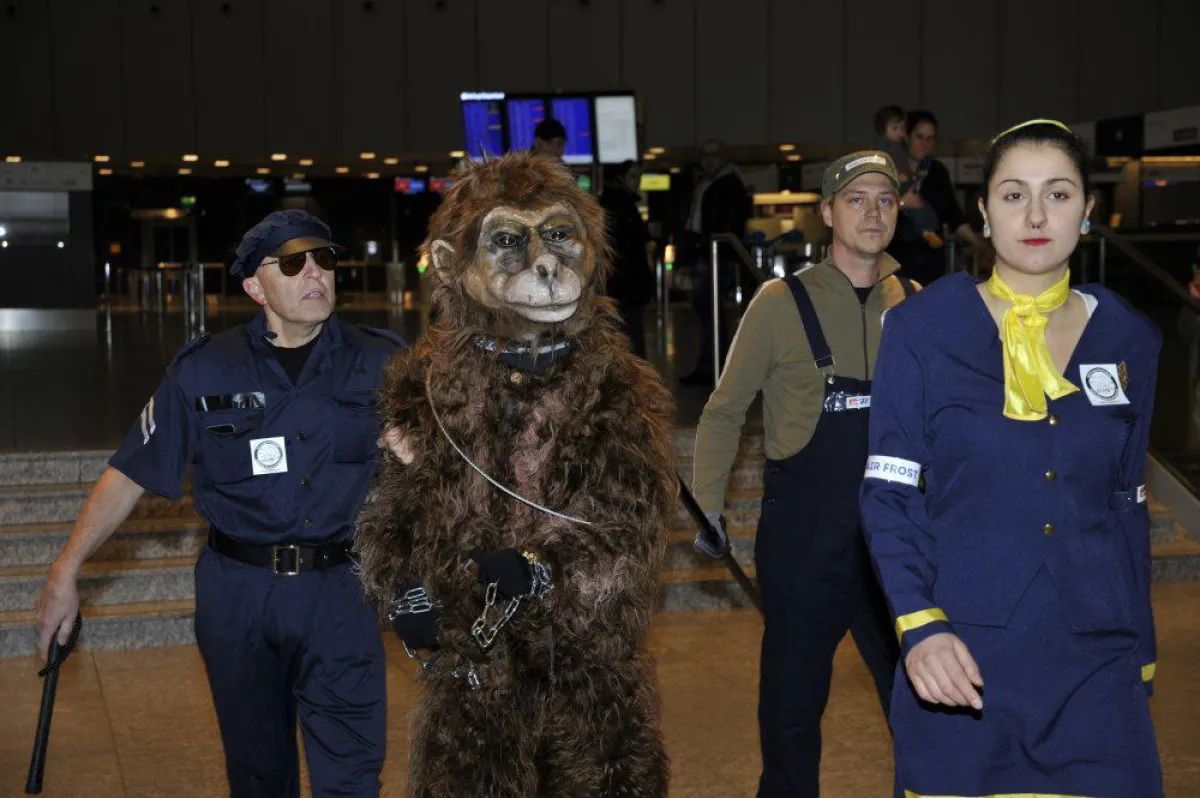 Kreativer Protest gegen Tierversuche am Flughafen Zürich