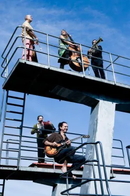 Bild: FEI SCHO – Weltensprung - live im Dorfstadl Buttlerhof in Tutzing/Traubing am 22.04.2016