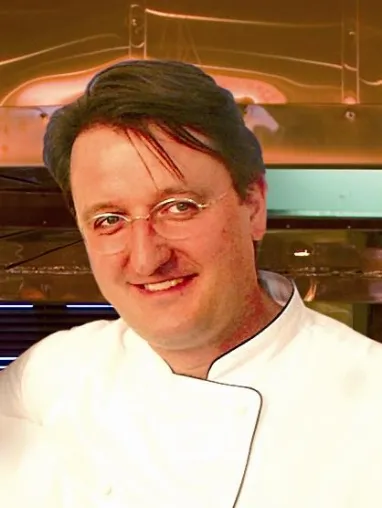 Mit Gourmetkoch Tillmann Hahn erstrahlt ein neuer Stern über der Yachthafenresidenz Hohe Düne Bild: Mit Gourmetkoch Tillmann Hahn erstrahlt ein neuer Stern über der Yachthafenresidenz Hohe Düne