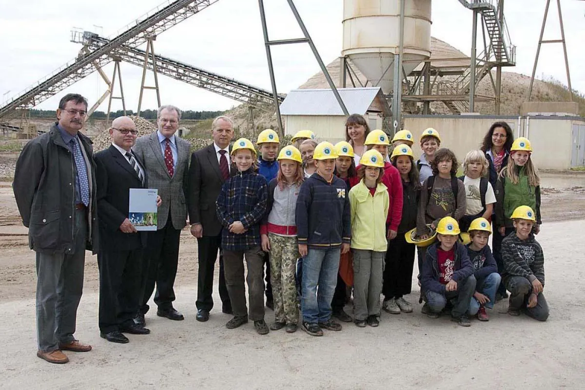 Schüler und Lehrer konnten eine Kiesgrube und den Abbau besichtigen