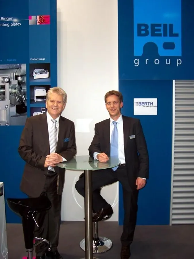 Während der Messe drupa in Düsseldorf vereinbarten Günter Beil, Geschäftsführender Gesellschafter der BEIL Registersysteme GmbH (links) und Christoph Thielmann, Geschäftsführender Gesellschafter der B