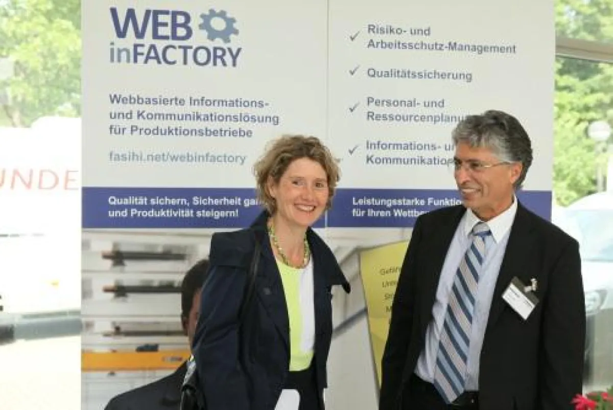 Wirtschaftsministerin Eveline Lemke graturliert Saeid Fasihi zum Firmenjubiläum. Foto: Fasih GmbH