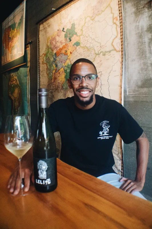 Mason Washington mit seiner Edition des Binger Kirchberg Riesling Kabinett vom Weingut Riffel